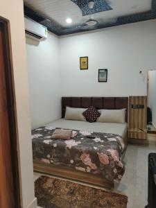 1 dormitorio con 1 cama en una habitación en Varanasi homestay, en Varanasi