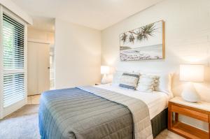 ein Schlafzimmer mit einem großen Bett und einem Fenster in der Unterkunft Ocean Breeze Resort in Noosa Heads
