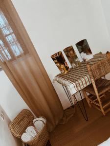 - une chambre avec un lit, une table et des chaises dans l'établissement Tarbi'aat Tetaoun 44, 17th century heritage, à Tetouan