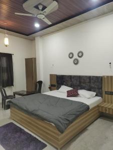 เตียงในห้องที่ Varanasi homestay