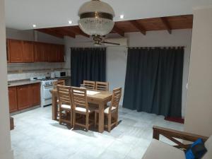 uma cozinha com uma mesa e cadeiras e um tecto em Alquiler para turistas em São Rafael