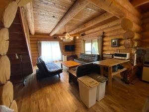 una vista aérea de una sala de estar en una cabaña de madera en Cottage Jokigen, en Yamanakako