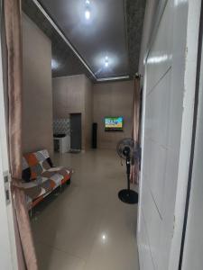 Habitación hospitalaria con cama y TV en HomeStay Pandan Baru en Halangan