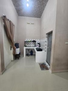 uma cozinha com um balcão num quarto em HomeStay Pandan Baru em Halangan
