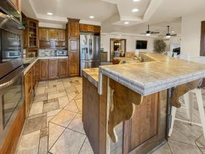 Kuchyň nebo kuchyňský kout v ubytování Lakeview Twin Retreat, Steps to Water Fun