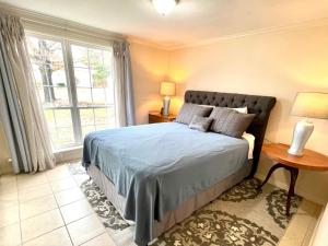 Postel nebo postele na pokoji v ubytování Lakeview Twin Retreat, Steps to Water Fun