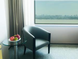 Posezení v ubytování Holiday Inn Wuhan Riverside by IHG