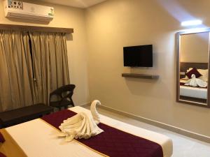 Ліжко або ліжка в номері Hotel Rameswaram KNP Nest