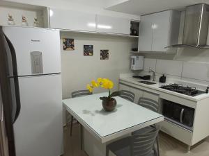 Η κουζίνα ή μικρή κουζίνα στο Flat Beira Mar Recife - Praia de Piedade