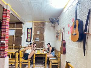 een groep mensen aan een tafel in een restaurant bij Hakuna Matata Mai Châu in Mai Chau