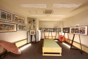 駒根的住宿－Suzuranso，墙上有很多图片的房间