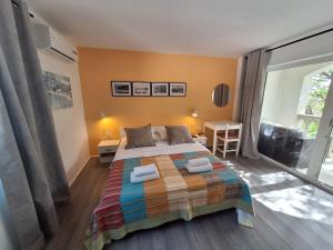 Ein Bett oder Betten in einem Zimmer der Unterkunft Villa HAUS NIKO