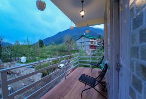 a balcony with a view of a mountain at Orchard ArtHouse in Manāli