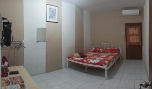 Un dormitorio con una cama con un osito de peluche. en BOTANIA HOMESTAY BATAM en Nongsa