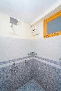 łazienka z prysznicem i oknem w obiekcie Orchard ArtHouse w mieście Manāli