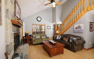 ガトリンバーグにあるSugar Hollowのソファと暖炉のあるリビングルーム