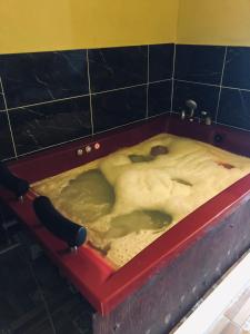 una grande vasca da bagno riempita con acqua sporca di Happy Hobbit ,2 room jakuzi, Lake view, fireplace in Sapanca 1 a Sapanca