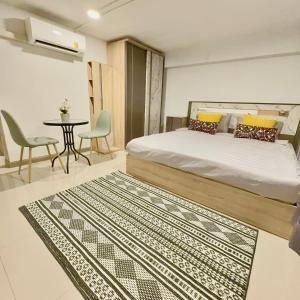 1 dormitorio con 1 cama, mesa y sillas en Noc House en Bang Khlo