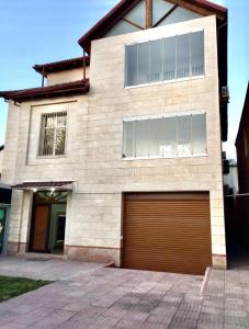 una grande casa in mattoni con garage di Luxury villa 8 bedrooms a Baku