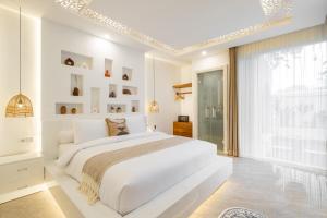 Postel nebo postele na pokoji v ubytování Villa Dove by OriVista + 24 fotografií