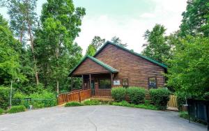 ein Blockhaus mit einer Einfahrt davor in der Unterkunft Hanky Panky in Pigeon Forge