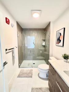 Ένα μπάνιο στο Modern Luxury Apartment in Quincy