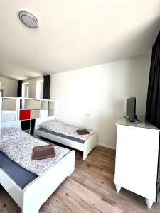 Pokój z dwoma łóżkami i telewizorem w obiekcie Top Monteurwohnung Stuhr-Brinkum mit perfekter Anbindung w mieście Stuhr