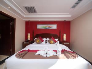 Postel nebo postele na pokoji v ubytování Shangri-La Shu Jin Mu Yun Hotel