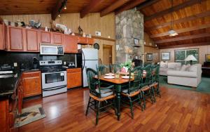uma cozinha e sala de jantar com mesa e cadeiras em Three Pines 2139 em Gatlinburg
