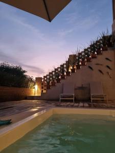 une maison dotée d'une piscine avec des chaises et un escalier dans l'établissement Espectacular villa Playa Tierra Blanca - 20 min Zicatela, à Tlachicón