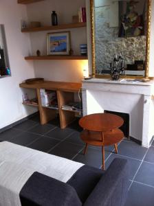 sala de estar con chimenea, sofá y mesa en Adoramaar- le loft, en Marsella