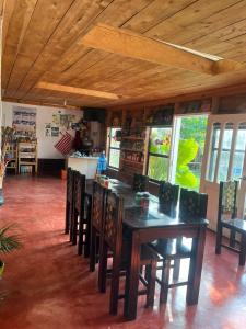 a dining room with a wooden table and chairs at Cabañas Junkolal Tziscao in Santiago