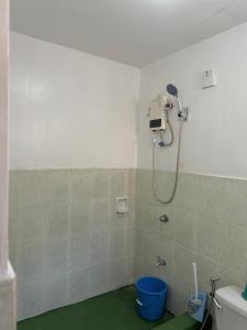ボラカイにあるLa Oviedo Villas Resort Boracayのバスルーム(青いバケツ付きのシャワー付)