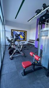 马萨特兰Altomare depa 2001的健身房,室内配有几辆健身自行车