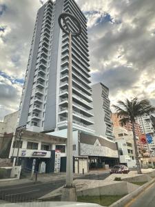 马萨特兰Altomare depa 2001的前面有路标的高楼