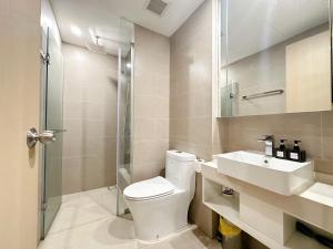 La salle de bains est pourvue de toilettes, d'un lavabo et d'une douche. dans l'établissement The Sóng Vũng Tàu Xinh, à Vung Tau