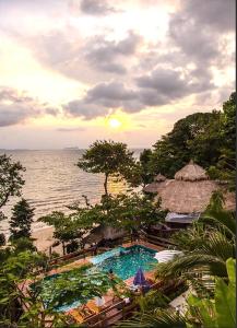 - une piscine à côté d'une plage donnant sur l'océan dans l'établissement Koh Jum Resort, à Ko Jum
