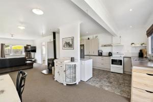 Η κουζίνα ή μικρή κουζίνα στο Spacious cosy beach bach +6 φωτογραφίες