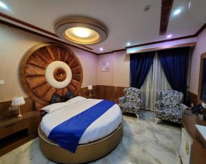Postel nebo postele na pokoji v ubytování Camphor Hotel