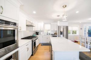 Kuchyň nebo kuchyňský kout v ubytování 40 - 4BR Lakeview - Lakeside retreat near GJK View + 46 fotografií