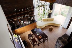 an overhead view of a living room with a couch and a table at Mật Pet Farm - Mộc Châu in Mộc Châu