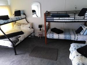 Krevet ili kreveti na sprat u jedinici u okviru objekta Charmae Guest House