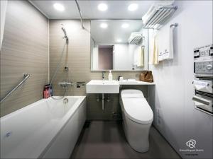 uma casa de banho com uma banheira, um WC e um lavatório. em Daiwa Roynet Hotel Chiba Ekimae em Chiba