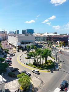 une vue aérienne sur une ville avec un parking dans l'établissement Iloilo Condominiums, à Iloilo
