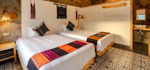 a room with two beds in a room at Muong Hoa Eco Villa in Sa Pa