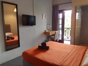 a hotel room with two beds and a mirror at BRICKS Cameron Hostel in Tanah Rata