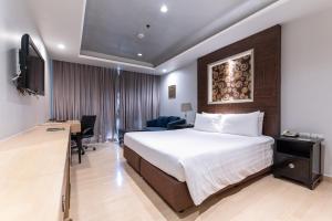 a hotel room with a bed and a television at Admiral Premier Bangkok in Bangkok +70 photos
