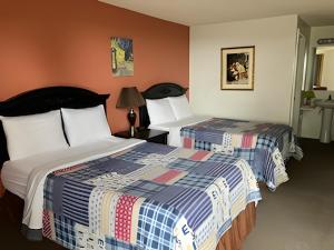 pokój hotelowy z 2 łóżkami w pokoju w obiekcie Big Sky Lodge w mieście Rapid City
