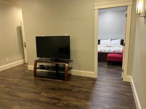 TV at/o entertainment center sa Spacious !!! NEWER HOME 2 bedrooms Entire suite !! Near Airport !!!!