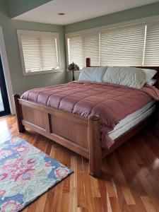 1 dormitorio con 1 cama grande en una habitación en Beautiful Private Ocean Front Home, en Loveladies